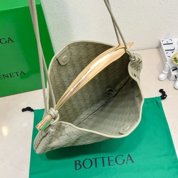 Original leather, batch 2060, the old-money style BV Sardine large size has been shipped🔥 Nowadays, many fashionable, rich and tasteful Jimei people are carrying the same bag invariably. It’s Bottega Veneta Sardine! Because this BV Sardine bag is so beautiful and high-end! The arc-shaped intrecciato woven bag body, paired with metal sardine handles, looks like a work of art, allowing people to ponder and appreciate it. Currently Sardine has launched three sizes for everyone to choose from. This is the largest size🉑️hand-held🉑️armpit🉑️single shoulder🉑️crossbody. It is a very high-quality and relatively niche treasure model. It will be very special when you carry it when you go out. It allows you to have the freedom of carrying a bag. Sisters go crazy. Style number: 7468-1# Size: 39*31*12cm